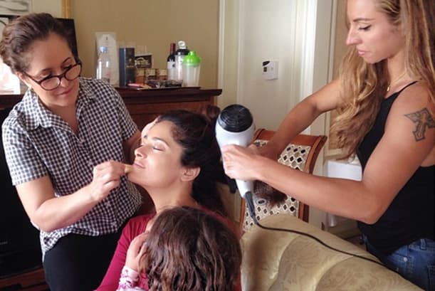 La actriz Salma Hayek demostró en su cuenta de Instagram que no se separa ni un segundo de su hija Valentina, incluso la tiene cerca cuando la están maquillando y peinando.