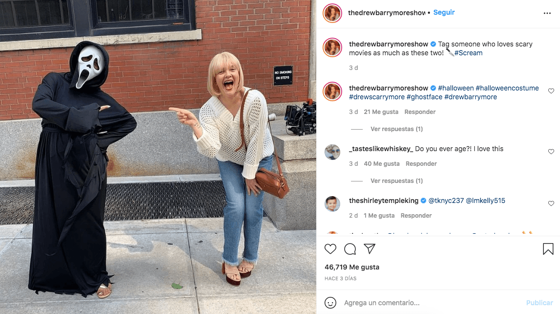 <b>Drew Barrymore</b>
<br>25 años después del estreno de la primera película de 'Scream', Drew Barrymore se convirtió nuevamente en el personaje que dio vida en este filme de terror: Casey Becker, la desafortunada chica que muere a manos de Ghostface.