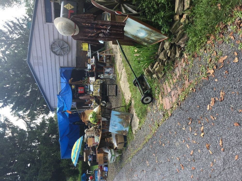 En el patio de su casa Will Davis organiza ventas de garaje con objetos propios y donados para reunir fondos para su funeral en Brownstown, Pennysilvania.