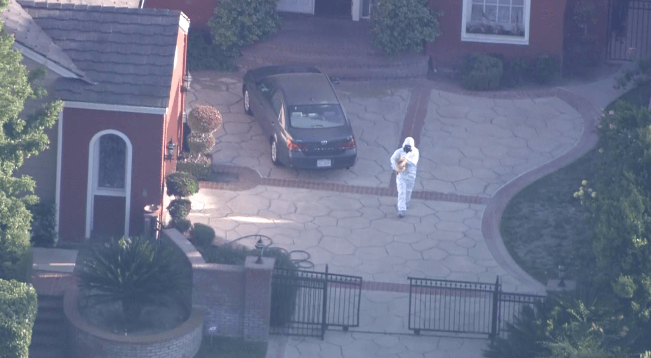 En tomas aéreas se puede ver a personal de la agencia de Cuidado de Animales equipados con trajes a prueba de materiales peligrosos.