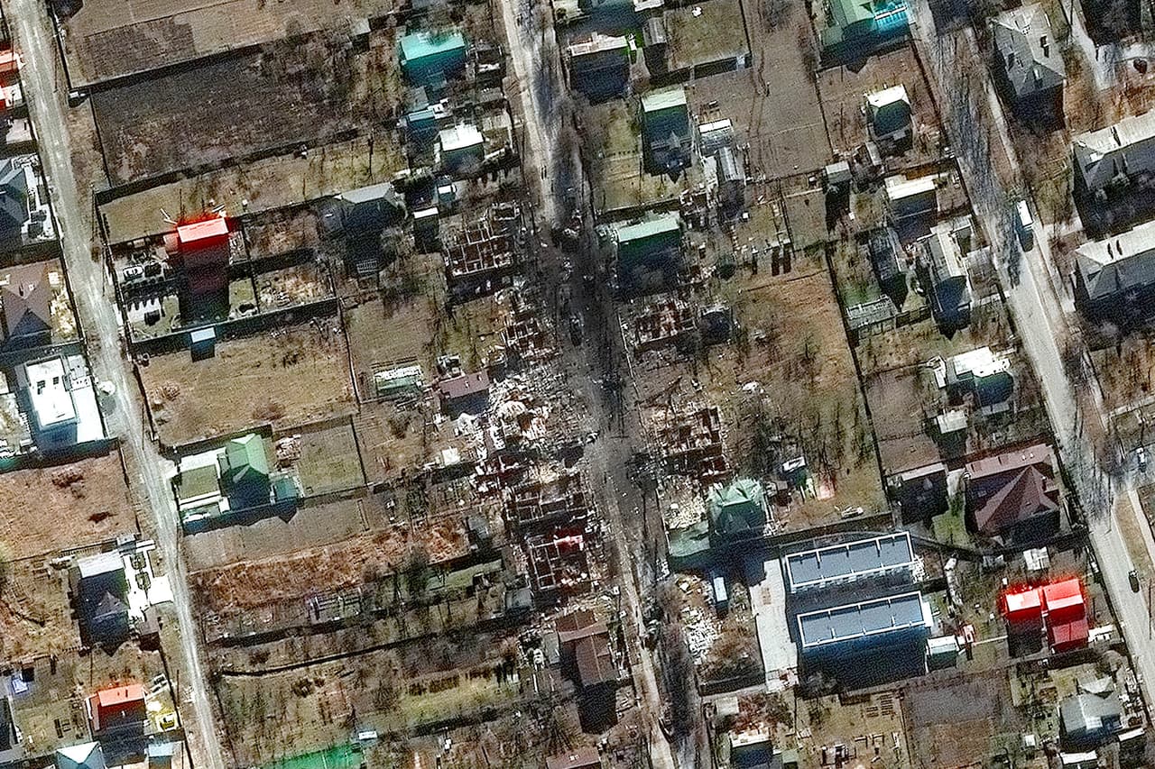 Vista satelital de vehículos militares y residencias de civiles destruidas cerca del aeropuerto Antonov, muy cerca de Kiev, el 28 de febrero. Entre las sanciones económicas aplicadas a Rusia por países y empresas se cuenta que las aeronáuticas Airbus y Boeing dejarán dejarían de entregar piezas y prestar servicio técnico a las compañías aéreas rusas.