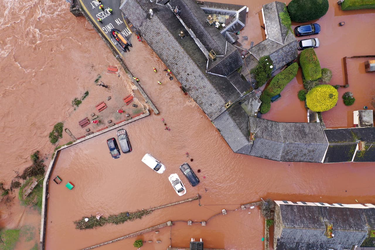 <b>Un pueblo británico inundado.</b> Las copiosas lluvias que dejó una serie de tormentas en Reino Unido a principios pusieron bajo el agua aldeas enteras. En la fotografía el pueblo de Crickhowell, Gales. 16 de febrero.