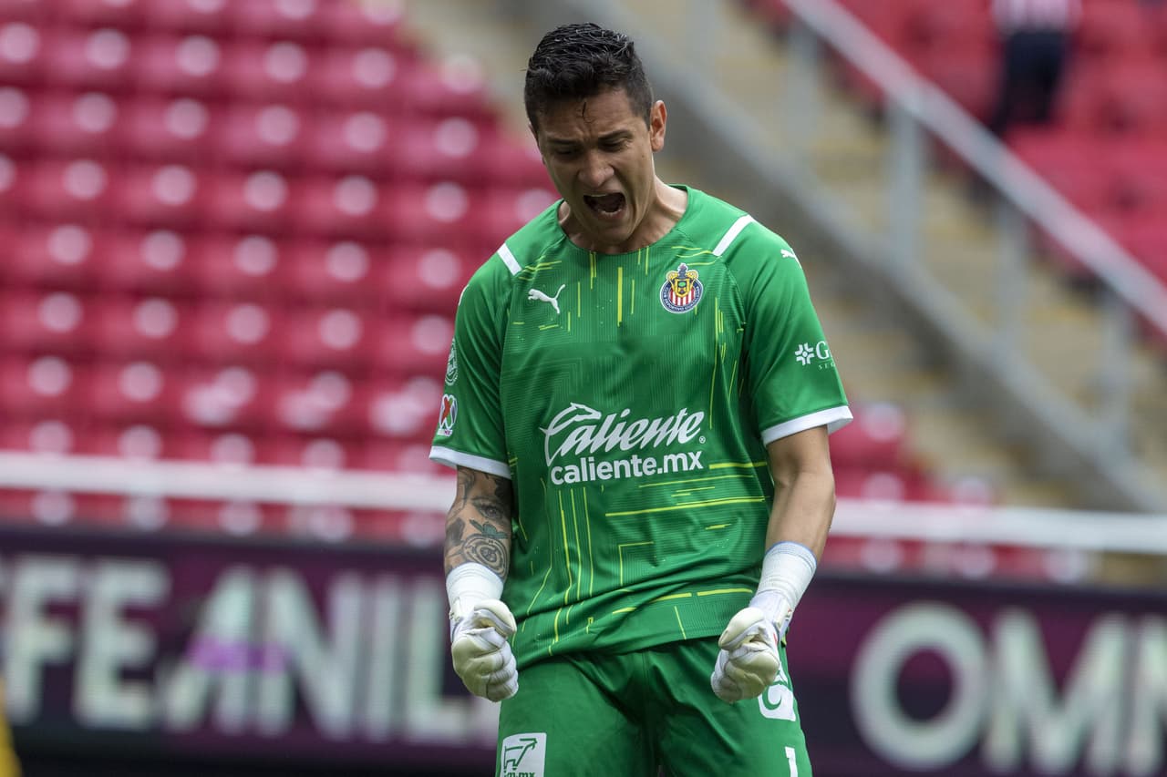 Raúl Gudiño festejó con todo el tanto del 'Cone'.