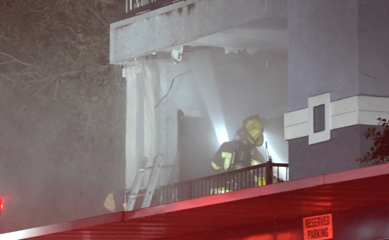 Los bomberos se aseguraron de tirar mucha agua en el área donde hubo el contacto con el poste.