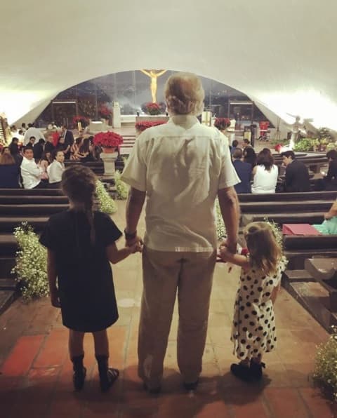 El 9 y 10 de diciembre a las niñas les tocó estar con su padre, y aprovecharon ese fin de semana para convivir con su familia paterna; aquí, de la mano de su abuelo.