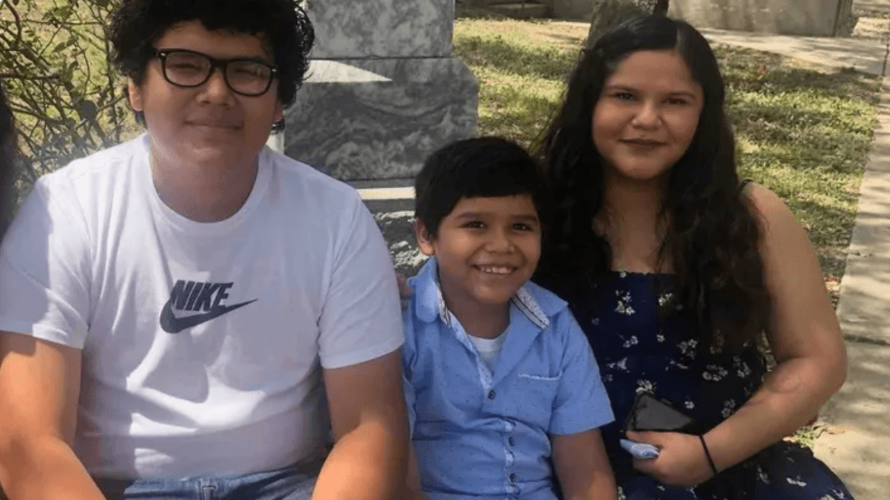 <h2 class="cms-H2-H2">Enero 8, 2023</h2>
<br>Tres
<a href="https://www.univision.com/local/san-antonio-kwex/julian-ivan-evelyn-flores-hermanos-muertos-choque" target="_blank">hermanos hispanos fallecen en un incidente</a> ubicado en Thousand Oaks Drive y Alamo Blanco Street. Ellos iban a comprar medicina para su mamá a la farmacia, pero un vehículo se estrelló contra ellos. “La verdad no hay palabras, esto es terrible… Terrible, simplemente”, dijo Francis Flores, tía de las víctimas.