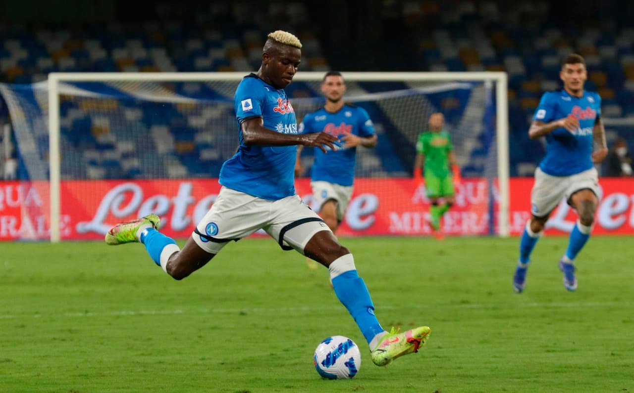 Con anotaciones de Victor Osimhen (11') y Lorenzo Insigne de penalti (57'), el Napoli se impone ante Cagliari 2-0 durante la Jornada 6 en la Serie A. Hirving Lozano jugó los 20 últimos minutos del encuentro y la escuadra 'Azzurra' sigue super líder de la tabla.