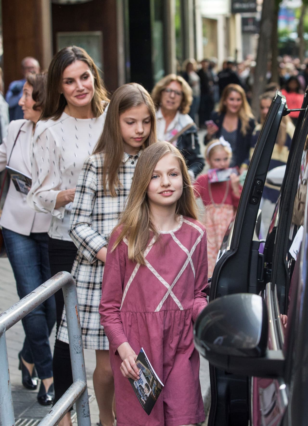 Leonor se mostró sonriente y posó de la mano de su abuela Sofía, en un nuevo gesto de cordialidad entre las dos, luego del desplante del 1 de abril en la Misa de Pascua, cuando le dio un manotazo.