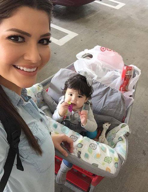 Giulietta siempre anda muy coqueta y le encanta ir de compras con su mamá.