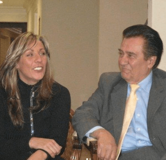 Al inicio del mensaje, la actriz escribió: "Desde chiquita, cada vez que mi papá veía un tornillo tirado me decía 'Recógelo mijita, es el tornillo que te falta' y yo me encabronaba. Cuando el cáncer apareció le dije '¿Cómo voy a saber que estás conmigo si te me mueres?', -tu lo vas a saber- me contestó".