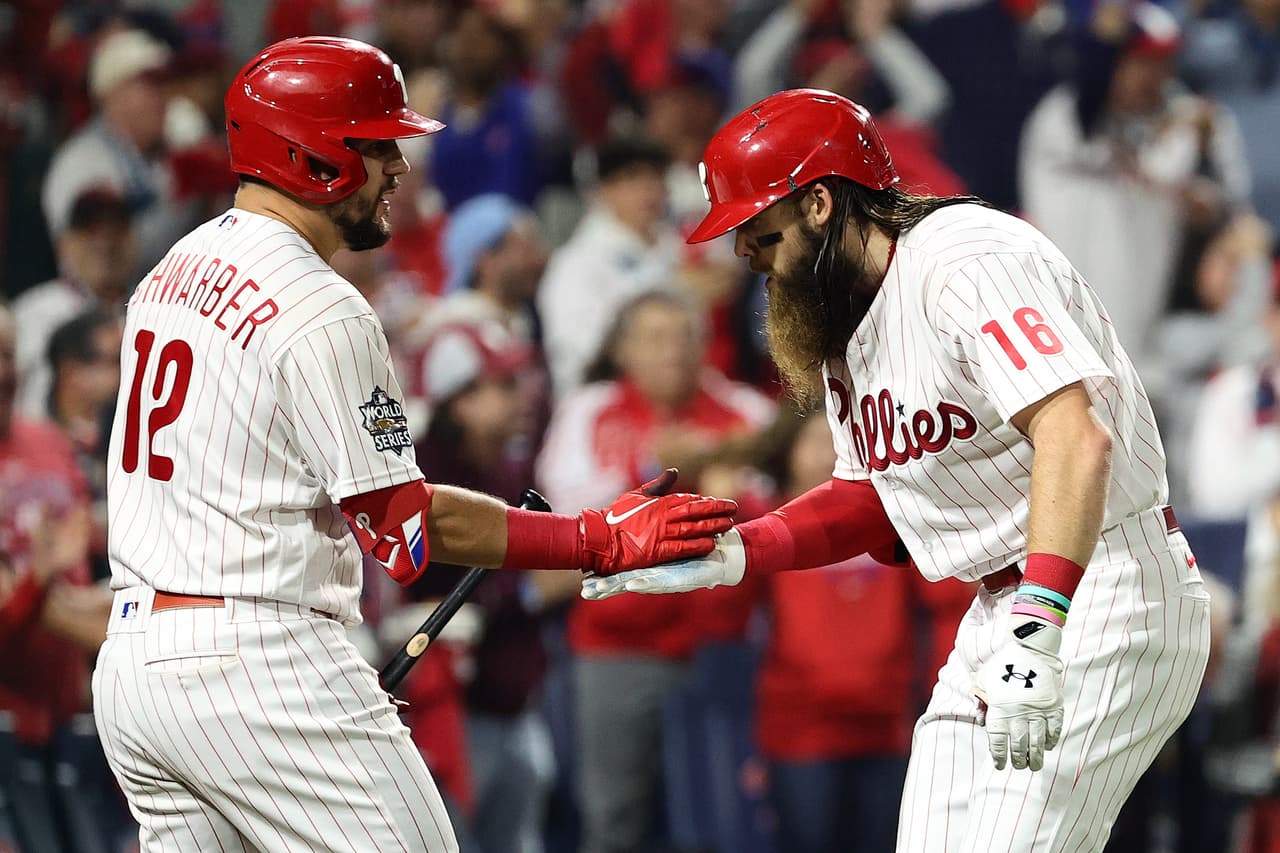 Brandon Marsh # 16 de los Phillies de Filadelfia (R) celebra su jonrón con su compañero de equipo Kyle Schwarber # 12 durante la segunda entrada contra los Astros de Houston.
