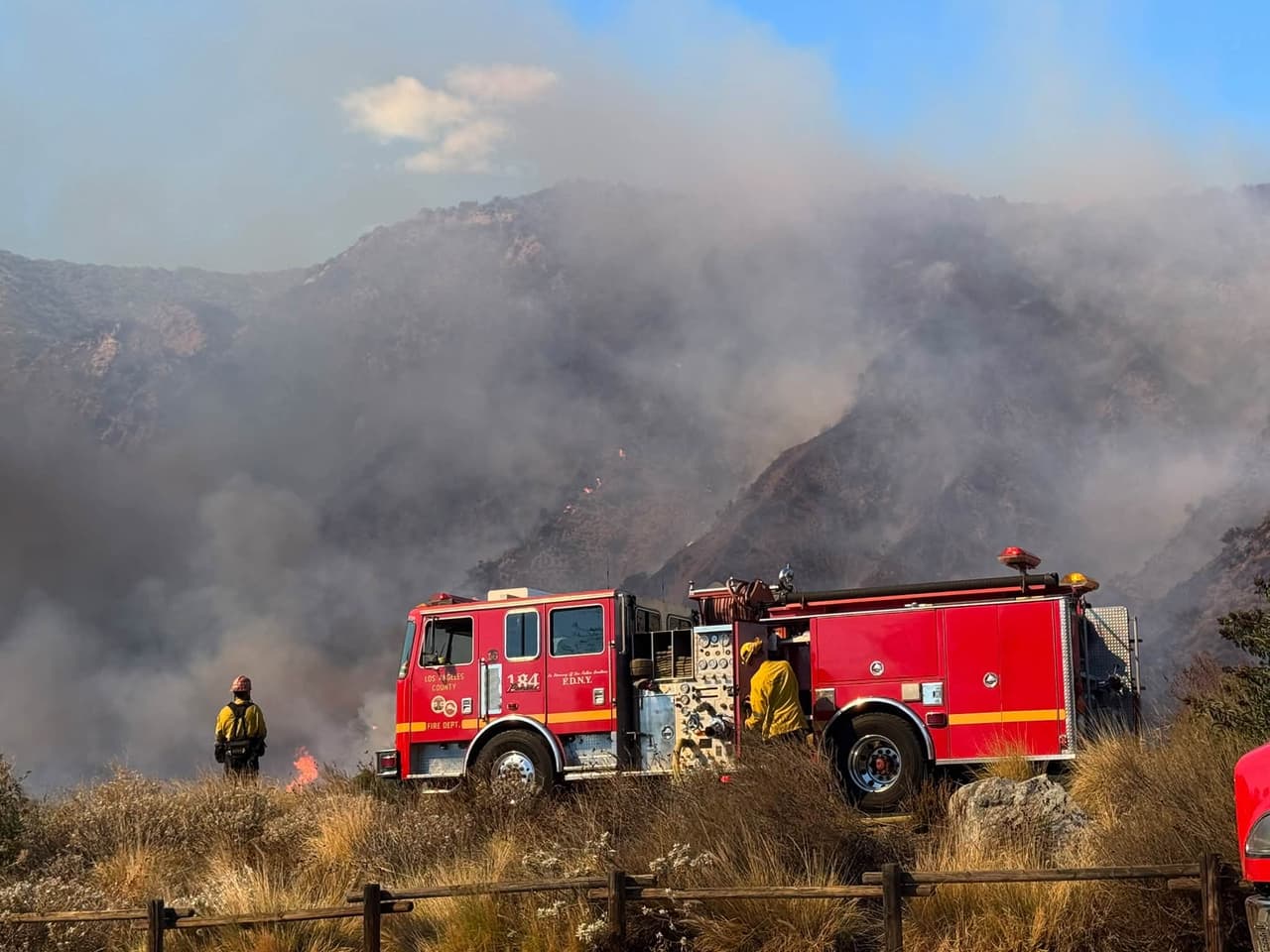 El incendio Bryson comenzó poco antes de las 5 p.m. del jueves 15 de octubre, cerca de Campus Vernon Kilpatrick, en Encinal Canyon Road, al oeste de Mulholland Highway. Las llamas avanzaron por terrenos abiertos de Malibú y movilizaron a numerosos equipos de emergencia.