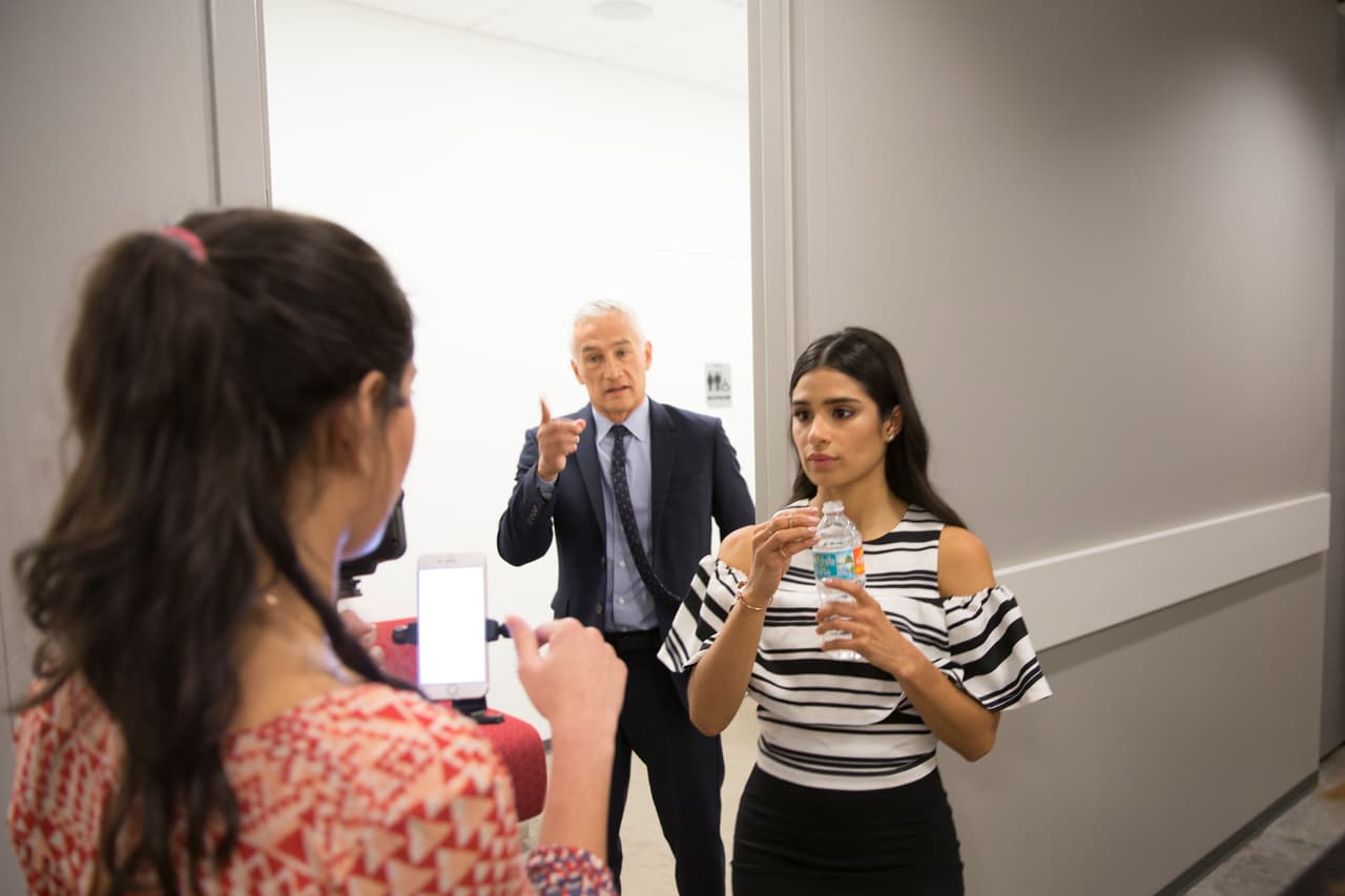 Comienza la transmisión del Facebook live. Antes de la entrevista del programa Al Punto.