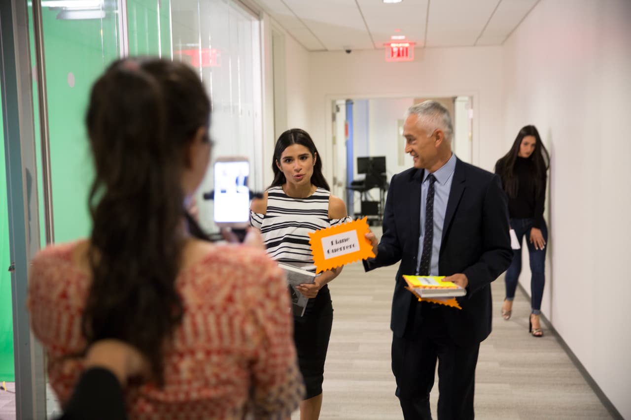 La caminata por los pasillos del Newsport Univision, desde el camerino hacia el estudio, preámbulo a las entrevistas para la televisión.