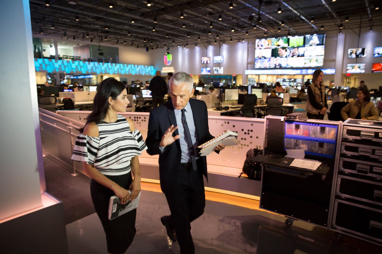 Jorge Ramos enseña a Diane las instalaciones del newsport.