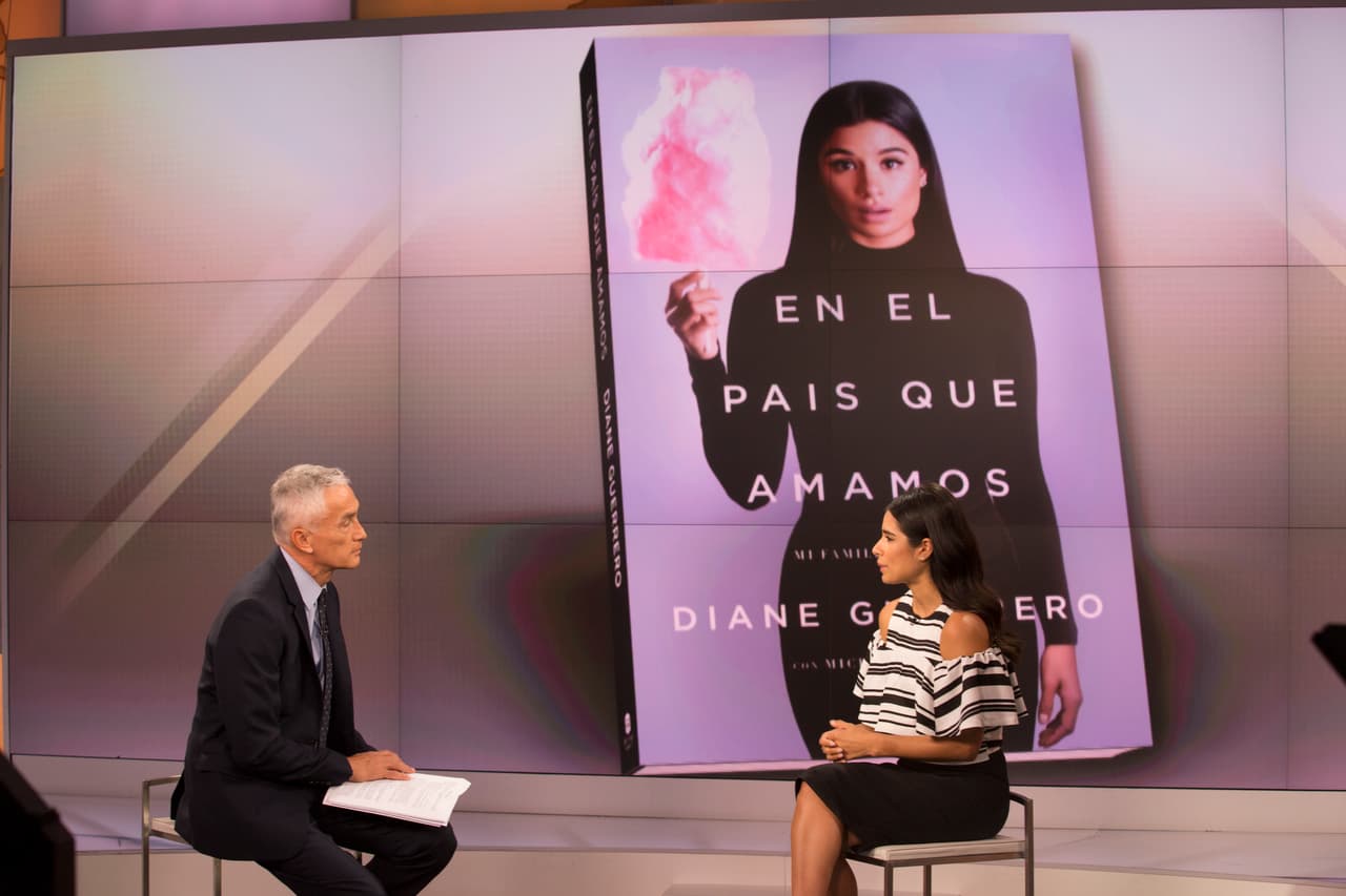 La entrevista en Al Punto. La portada de su libro como fondo, “el cotton candy representa mi infancia¨”.