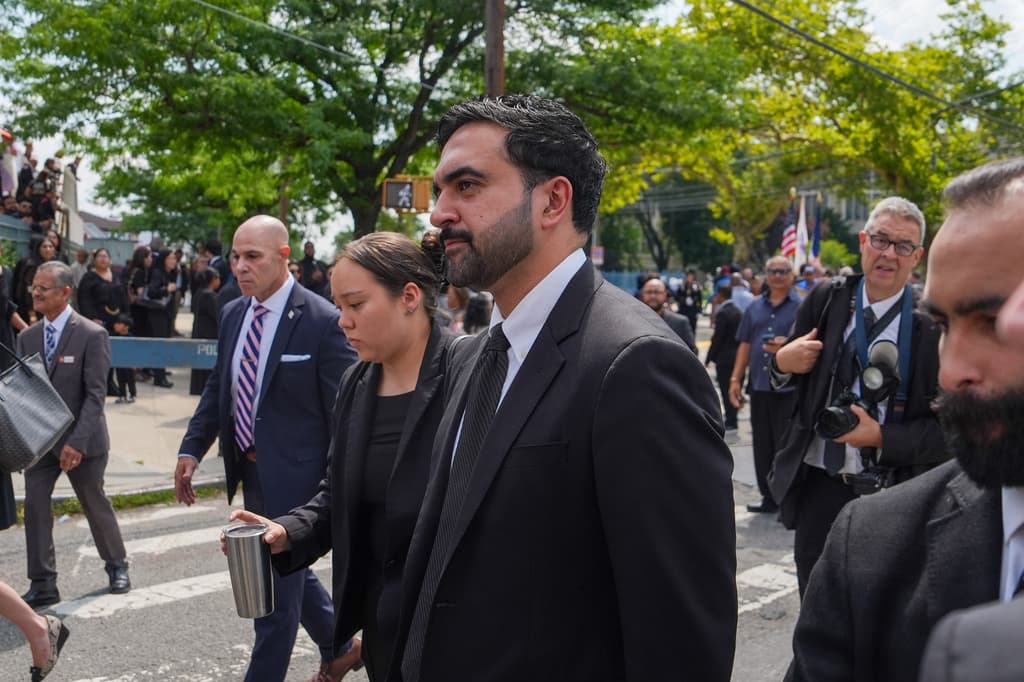 El alcalde de la ciudad de Nueva York, Zohran Mamdani, sale del funeral de la sargento del Ejército de EE. UU. Angel Sarah Rampersad, fallecida en la guerra en curso entre Estados Unidos e Irán, en el distrito de Queens, Nueva York, el viernes 31 de julio de 2026. (Foto AP/Ryan Murphy) ADICIÓN: Se añade "Angel" al nombre completo.