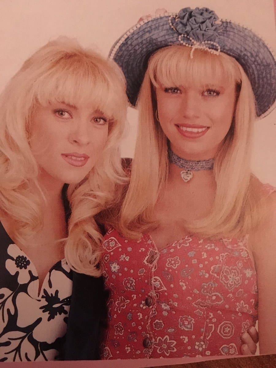 ¿Recuerdas esta telenovela? Si dijiste 'Volver a empezar', estás en lo correcto,
<b><a href="http://www.univision.com/temas/yuri">Yuri</a></b> realizó sólo una telenovela en su vida, teniendo como a hermana dentro de la historia a la actriz
<b>Claudia Silva</b>.