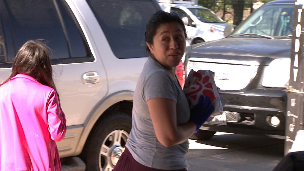 Entre los beneficiarios hay muchas familias hispanas que acudieron al llamado para obtener ayuda.