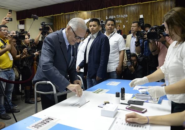 Los guatemaltecos acuden a votar en la segunda ronda presidencial