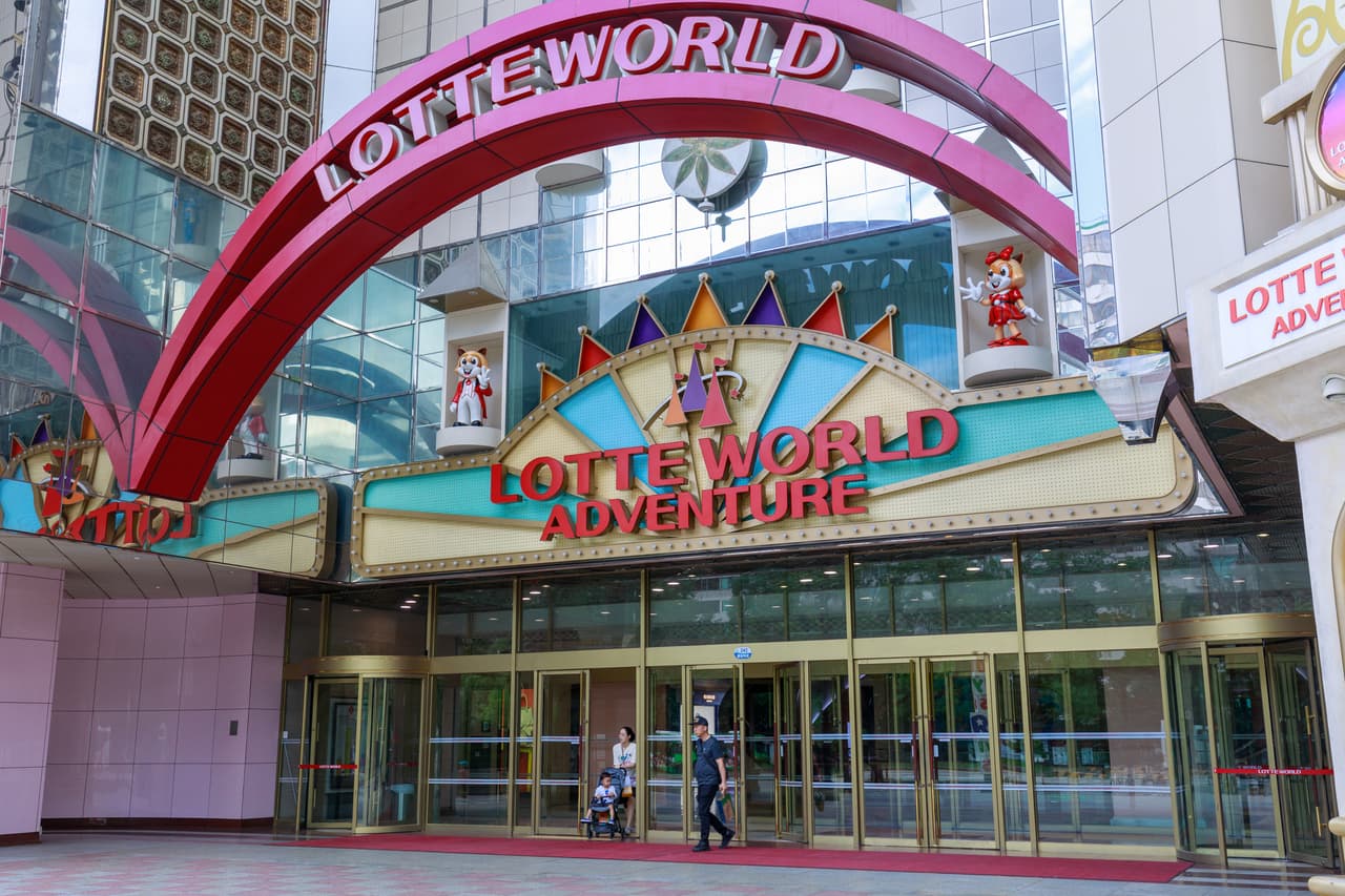 <b>Puesto 4. Lotte World</b>
<br>
<br>Número de atracciones: 51
<br>
<br>Costo por atracción: 0.96 dólares
<br>
<br>Ubicación: Seúl, Corea del Sur
<br>
<br>Es considerado
<a href="https://english.visitkorea.or.kr/enu/ATR/SI_EN_3_1_1_1.jsp?cid=264152"><u>el parque de atracciones bajo techo más grande del mundo</u></a>. Ofrece paseos en atracciones mecánicas, espectáculos musicales, gastronomía y un museo de cultura folclórica coreana.