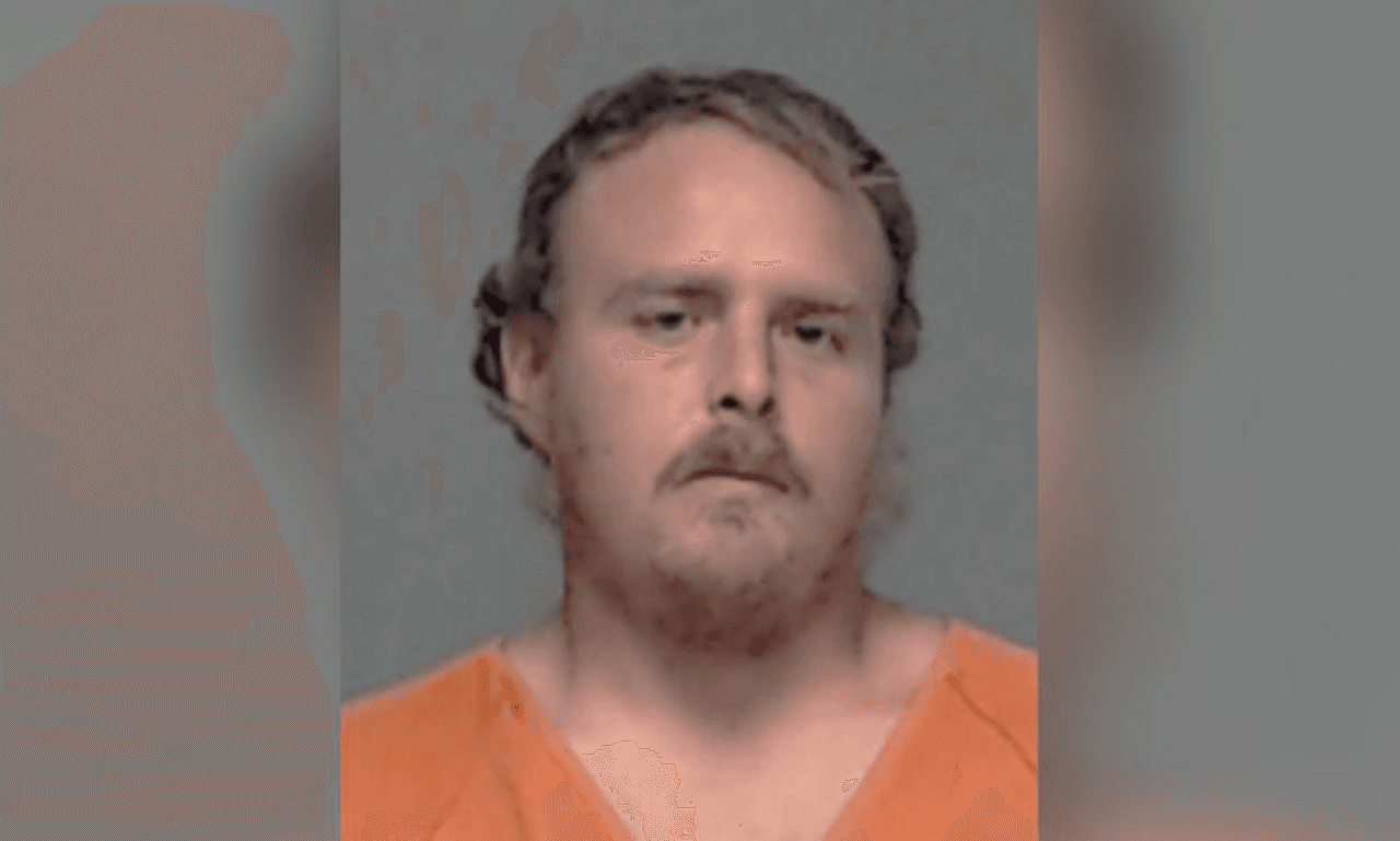 Arrestan en Texas a un hombre acusado de amarrar y golpear con un martillo a su hijo de 6 años