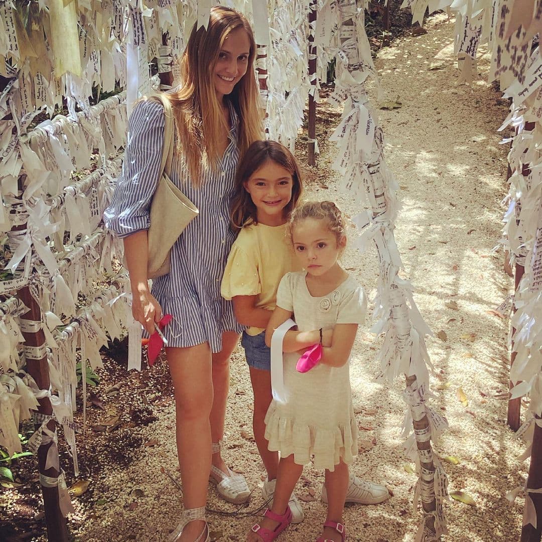 En la que sería una tercera demanda, Pablo Montero exige a su
<b>exesposa que le regrese el enganche</b> que dio para el departamento donde ella vive con las niñas en Cancún. Se trata de alrededor de
<b>200 mil dólares que el actor había aceptado darle </b>después de vender la casa en la que ambos vivían en la Ciudad de México.