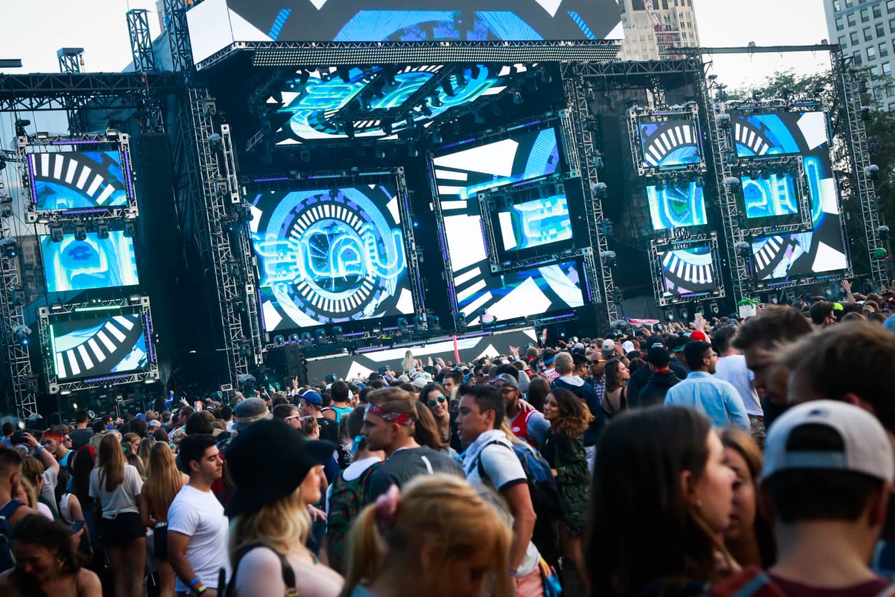 Desde disfraces de unicornios hasta atuendos muy veraniegos, pero eso sí muy buena vibra. Aquí una galería de fotos de la moda y el ambiente de Lollapalooza.