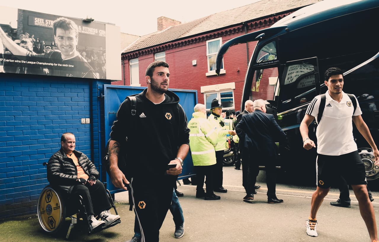 Los Wolves llegando al Estadio.