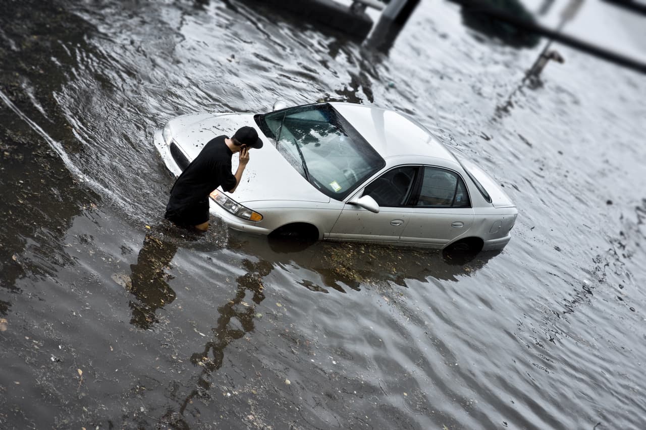 <b>Si tu auto se queda atascado en una área inundada, no te quedes en el auto.</b> Abandónalo lo antes posible y busca un terreno más alto. Las inundaciones pueden empeorar rápidamente, arrastrando vehículos y a sus ocupantes.