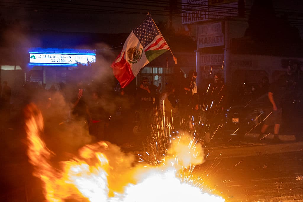 Horas más tarde, el foco de la manifestación se trasladó a Compton, donde había incendios de basura en varias esquinas.