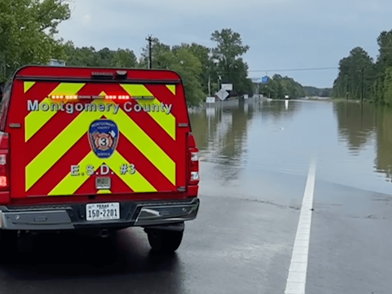 El Condado Montgomery es uno de los afectados por las fuertes lluvias e inundaciones en la zona. Aquí una unidad de rescate intenta prevenir a los conductores de las vías cerradas por los acumulados de agua.