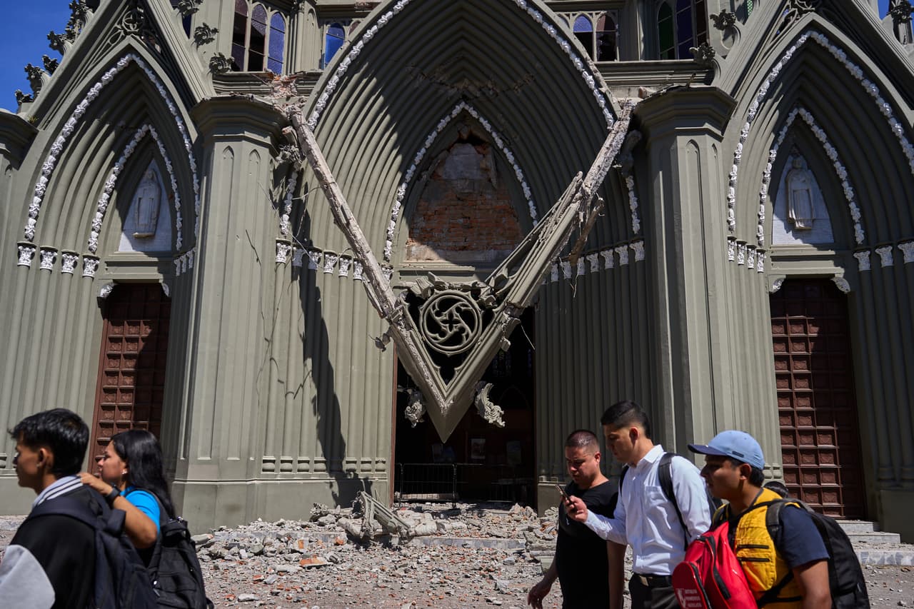 El sismo también se sintió ligeramente en la capital de Panamá, donde algunos edificios fueron evacuados y se detuvieron por momentos la operación del metro, y un poco más fuerte en zonas en la frontera sur con Colombia, sin que se informaran daños o heridos.