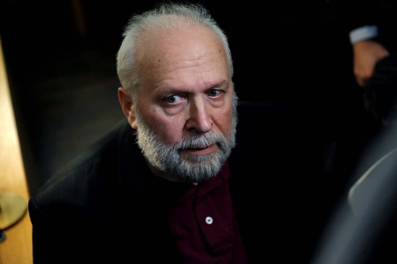 El exsacerdote francés Bernard Preynat al llegar al tribunal el 13 de enero del 2020. Ha sido acusado de agredir sexualmente a menores durante las décadas de 1980 y 1990, en uno de los mayores escándalos de la Iglesia Católica en Francia.