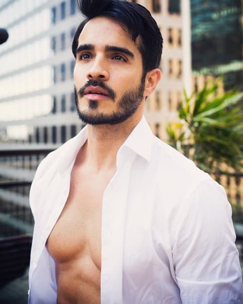 Ektor Rivera nació el 11 de febrero de 1980 en la ciudad de Bayamón, Puerto Rico. Aunque su nombre se escribe como 'Héctor', el cantante decidió utilizar una escritura diferente al inciar su carrera musical.