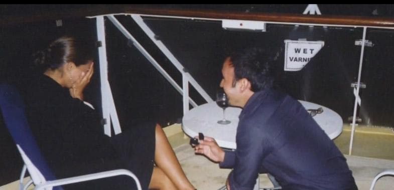 En un viaje de crucero por el Mediterráneo, Emerson Peraza preparó cada detalle para impresionar a Karla y hacerle
<a href="https://www.univision.com/shows/despierta-america/un-romance-que-supero-la-distancia-la-historia-de-amor-de-karla-martinez-y-emerson-peraza-fotos-fotos" target="_blank">la gran pregunta</a>.