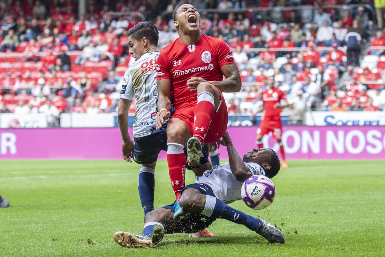 Durísima entrada cerca de la banda por parte de la defensiva del Pachuca que hizo el dos a uno.