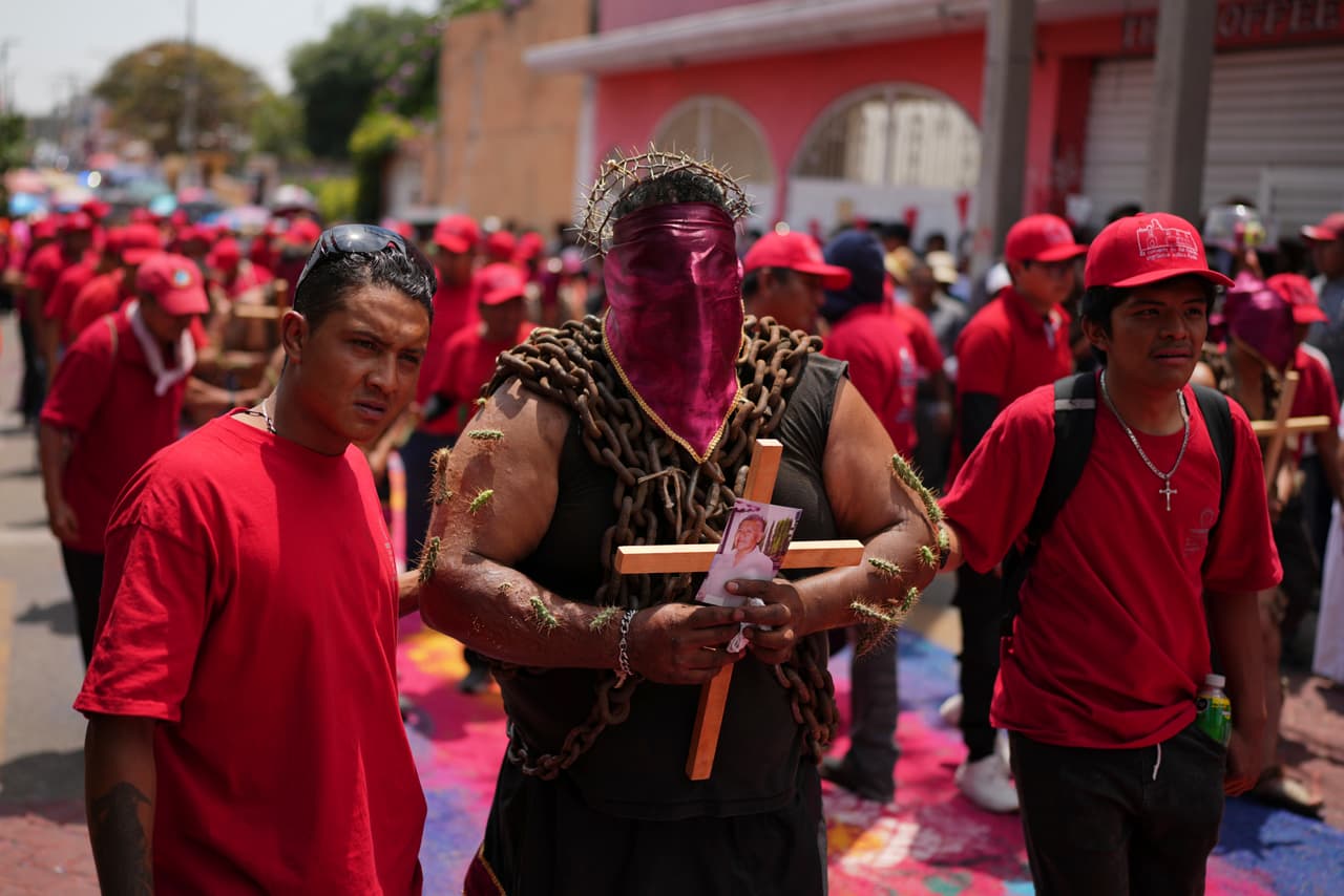 Un penitente enmascarado, con cadenas sobre los hombros y cactus en los brazos, participa en una procesión el Viernes Santo, el 18 de abril de 2025, en Atlixco, México.
<br>
<br>Durante más de cuatro siglos,
<b>las iglesias católica y ortodoxa han celebrado la Pascua en fechas distintas debido a diferencias en los calendarios y cálculos eclesiásticos</b>. Sin embargo, este año ambas tradiciones
<b>conmemoran la resurrección de Jesús el mismo día,</b> un hecho poco frecuente que ha despertado tanto esperanza como desconfianza entre los líderes religiosos y sus fieles.