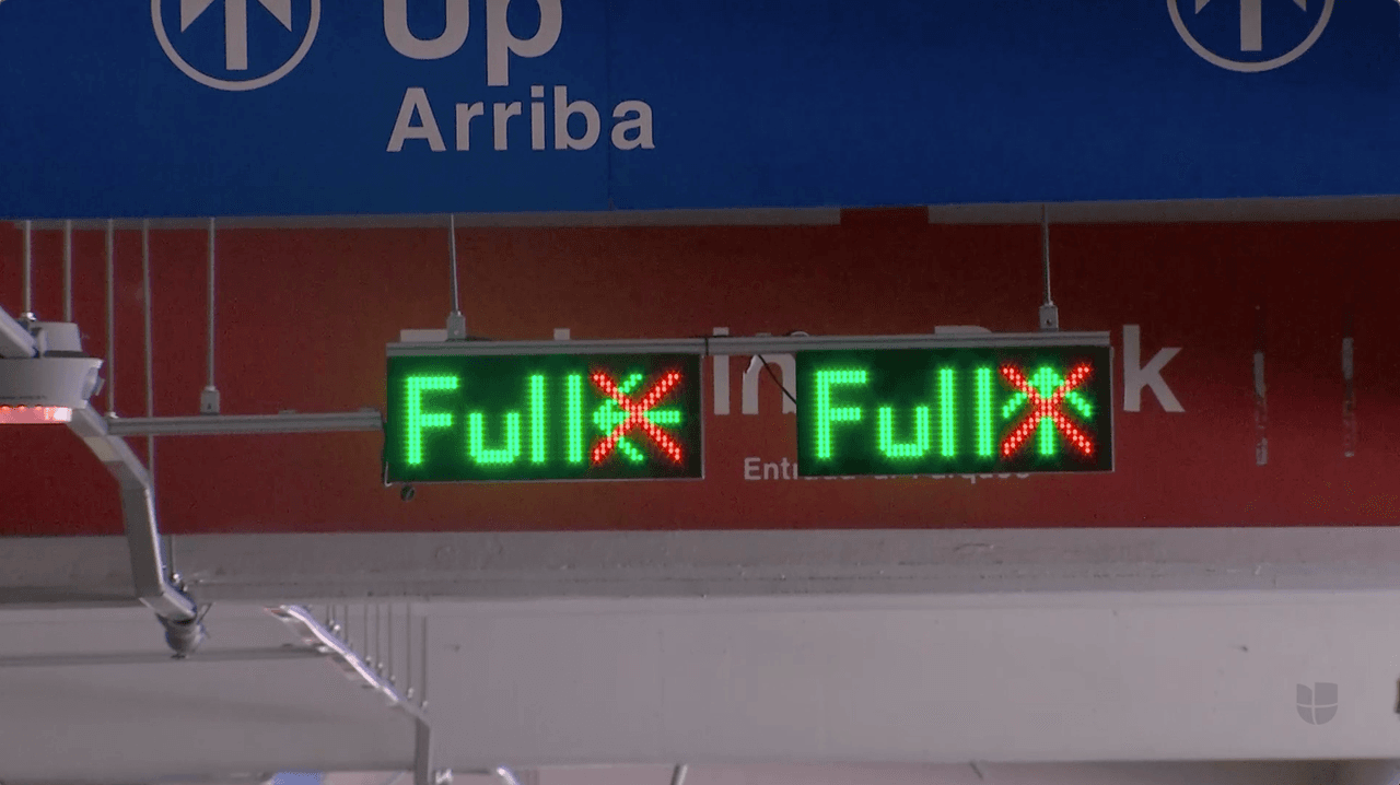 Se recomienda no llevar el carro pues los estacionamientos están llenos por completo.