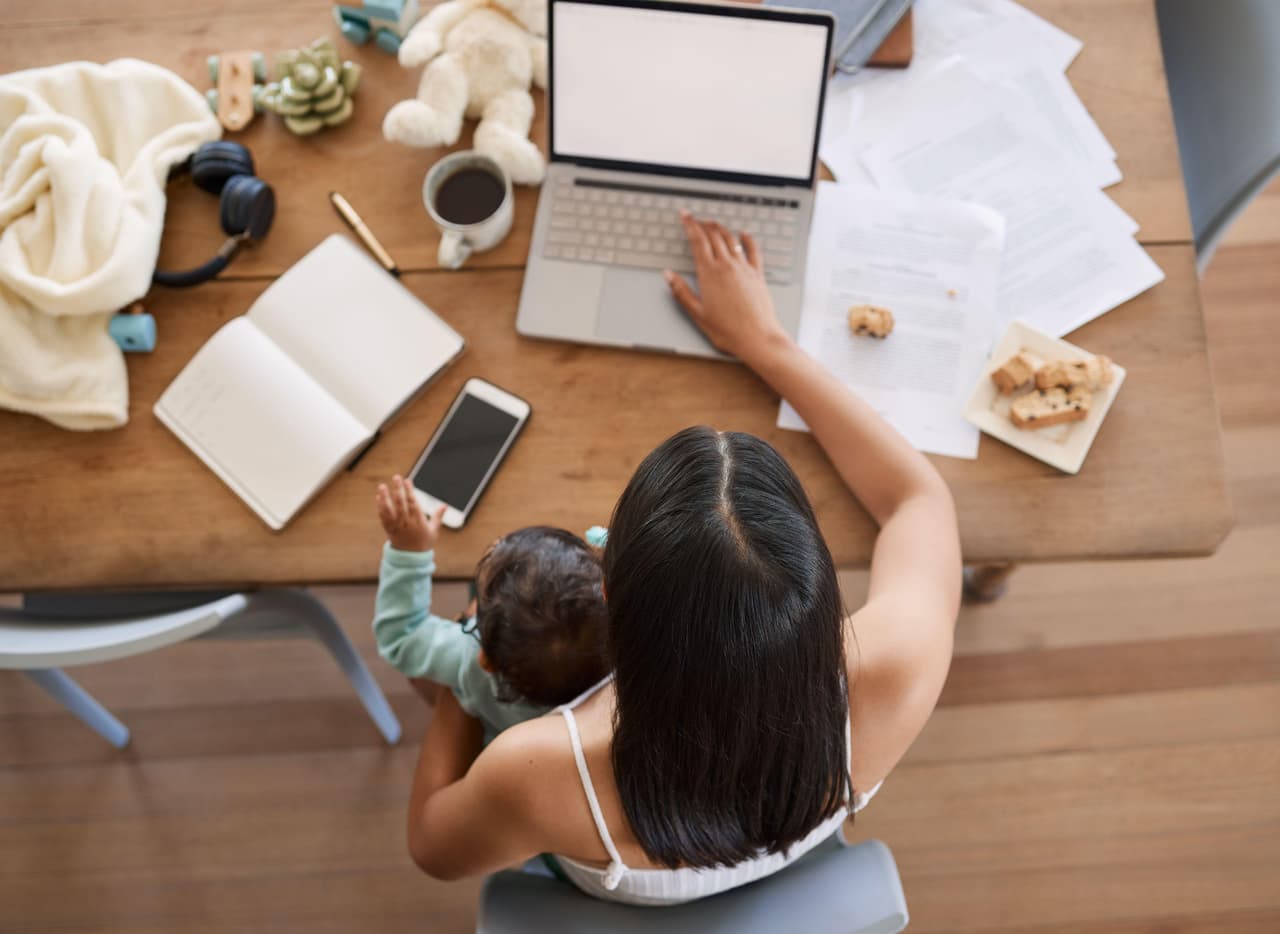 Mujer trabajando desde casa
