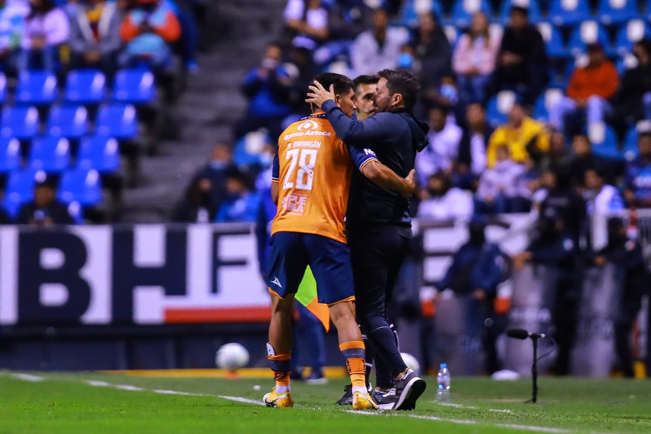 Necaxa evitó la derrota en el inicio de la Jornada 9 ante Puebla con un gol tardío de Agustín Oliveros que silenció el Estadio Cuauhtémoc. La Franja inició ganando con un tanto de Martín Barragán al minuto 15. Pero Facundo Batista encontraría el empate en el amanecer del segundo tiempo. Después Jordi Cortizo daría la vuelta para Puebla con un golazo que fue opacado por la acción de Oliveros.