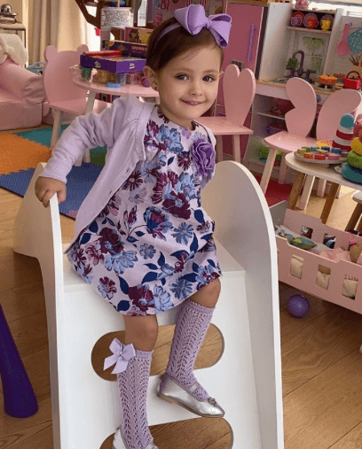 La niña, que la artista tuvo en su
<b><a href="https://www.univision.com/famosos/las-lecciones-positivas-del-anuncio-de-divorcio-de-marlene-favela" target="_blank"> fugaz matrimonio</a></b> con el empresario australiano George Seely, lució feliz con el festejo.
<br>