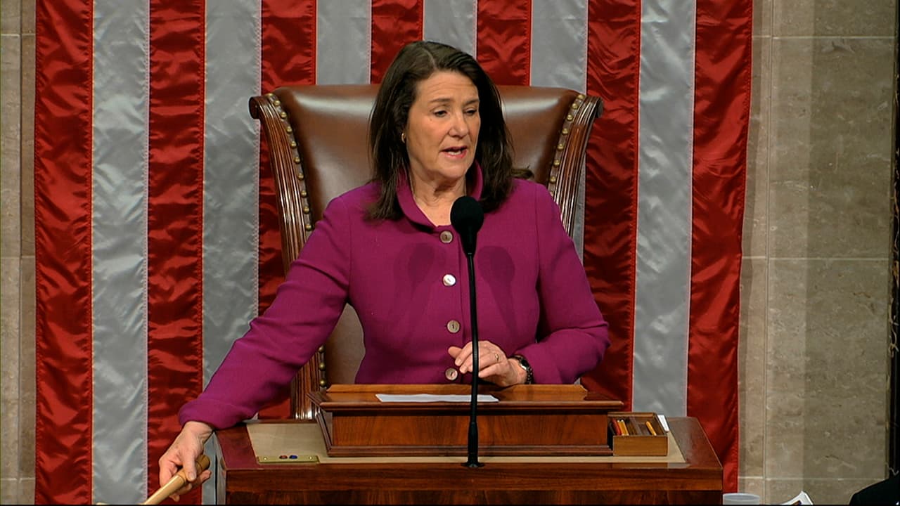 La presidenta interina de la Cámara de Representantes, la demócrata Diana DeGette, da inicio a la sesión que se dispone el miércoles a votar si le inicia juicio político al presidente Donald Trump por abuso de poder y obstrucción del legislativo, en el Congreso, Washington, miércoles 18 de diciembre de 2019.