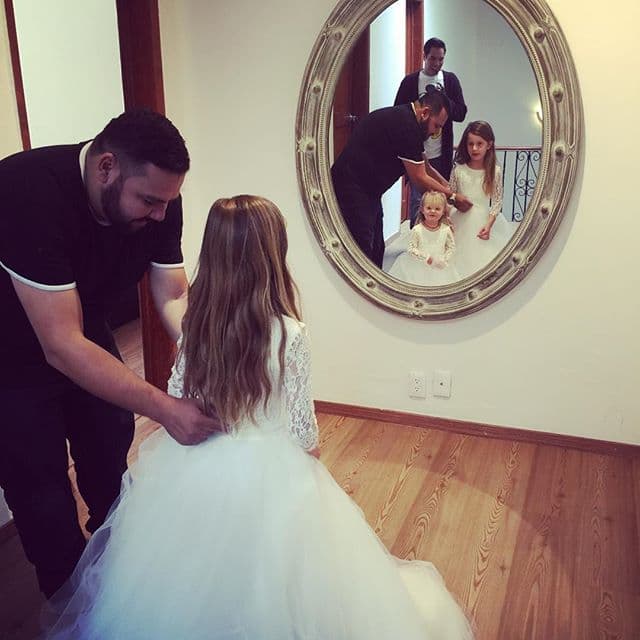 Sus hijitas también lucieron unos vestidos diseñados por Benito Santos.