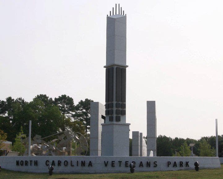 <b><a href="https://www.facebook.com/ncveteranspark/" target="_blank">North Carolina Veterans Park</a></b>. Ubicado en el centro histórico de Fayetteville, la primera comunidad santuario de Estados Unidos para las fuerzas armadas, el museo es el primer parque estatal dedicado a los veteranos militares de todas las ramas de las Fuerzas Armadas.