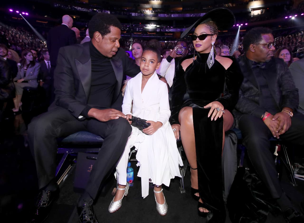 Es usual que Blue Ivy se robe las miradas, no sólo en los Grammy, sino en todas sus apariciones en público. Así se vistió en la edición 60 de los Grammy, en Nueva York. La revista
<b><a href="http://www.cosmopolitan.com/entertainment/celebs/a15908770/blue-ivy-beyonce-jay-z-grammy-awards-2018/">Cosmopolitan</a></b>, por ejemplo, alabó su atuendo, en especial sus zapatillas plateadas.