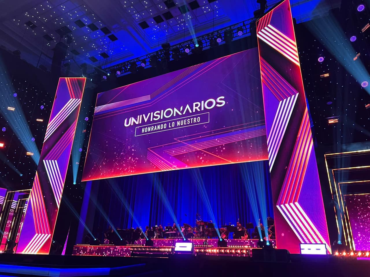 En vivo desde el DAR Constitution Hall, en Washington DC, Univision lanzó la primera edición de UniVisionarios, el evento para honrar a los latinos que con su trabajo, sus emprendimientos o ideas hacen que la vida de sus comunidades sea mejor.