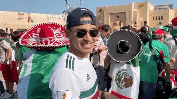 Los fanáticos mexicanos han demostrado que llegan hasta el fin del mundo por su selección. Hoy, en la fiesta del fútbol mundial, demostraron en Qatar cómo es que se canta 'Cielito Lindo' con mariachis, matracas y banderas tricolor.