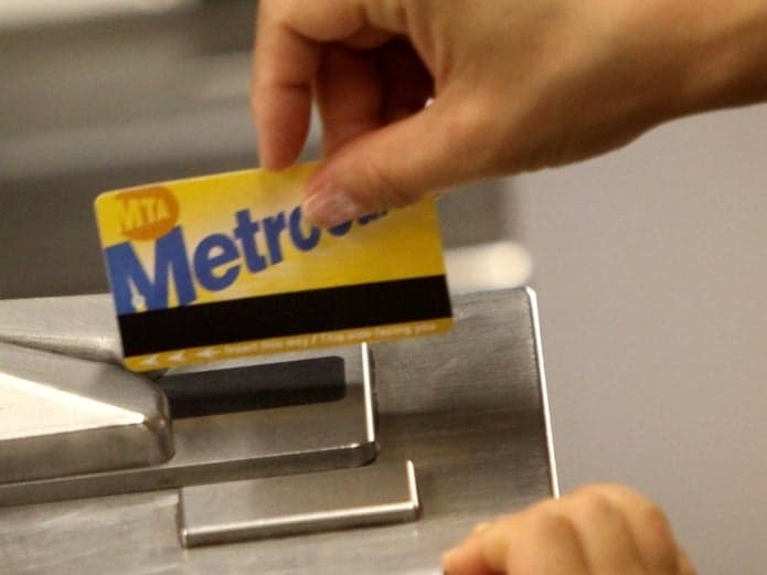 A partir de hoy, vacúnate y recibe gratis una tarjeta MetroCard, boleto LIRR o Metro-North