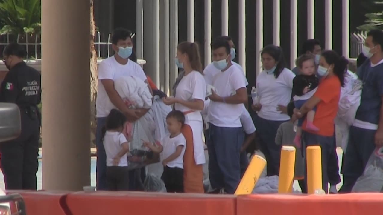 Familias inmigrantes están siendo deportadas por Nogales, Sonora bajo el
<a href="https://www.univision.com/shows/noticiero-univision/es-ilegal-e-inmoral-activistas-rechazan-la-restitucion-del-programa-de-proteccion-del-migrante-o-quedate-en-mexico-video">Programa de Protección del Migrante (MPP)</a>, también conocido como 'Quédate en México', que obligaba a las personas a permanecer en México a esperar su corte.